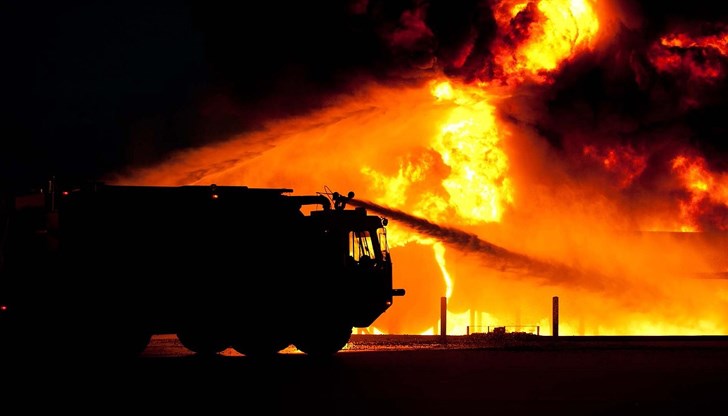 Гъст черен дим предизвика паника сред местните жители