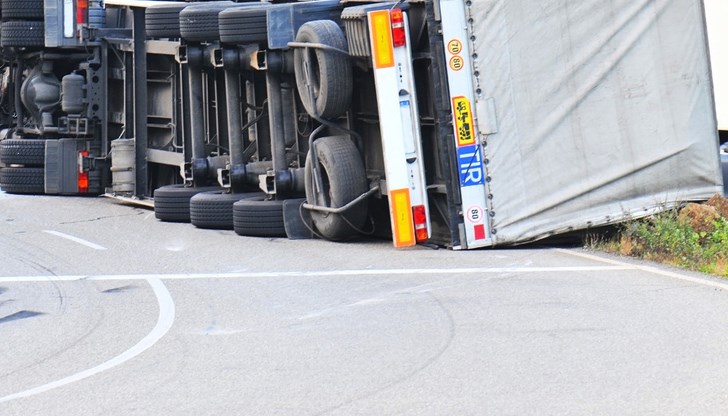 Шофьорът на камиона е пострадал, но не е с опасност за живота /Снимката е илюстративна/ Шофьорът на камиона е пострадал, но не е с опасност за живота /Снимката е илюстративна/