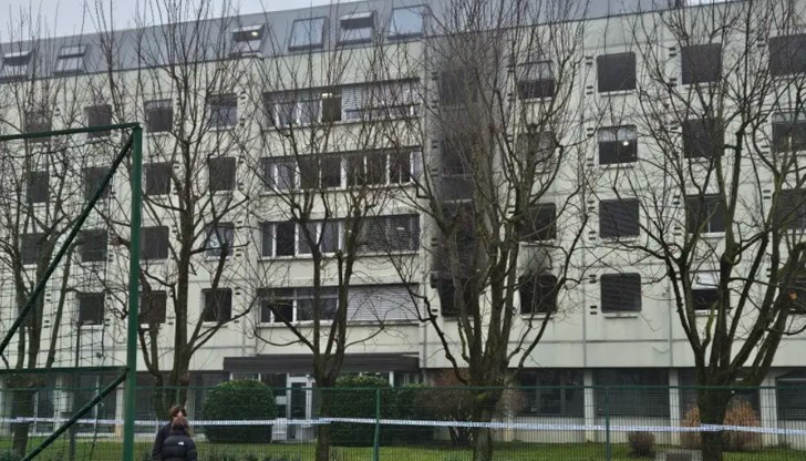 Ученици са скачали от балкони, за да се спасят Ученици са скачали от балкони, за да се спасят