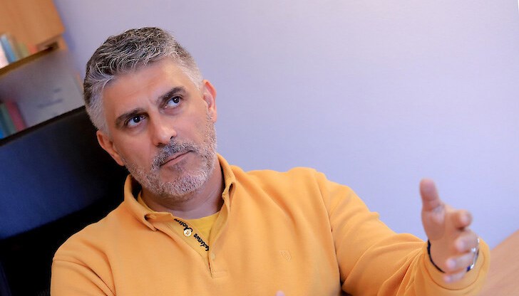 Политологът идентифицира две основни чувства, които според него тежат на обществото - срам и импотентност