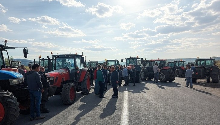 Високите производствени разходи изкараха трактори на пътя