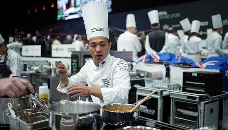 Японският отбор защити титлата си, впечатлявайки журито с изящни захарни и шоколадови фигури Японският отбор защити титлата си, впечатлявайки журито с изящни захарни и шоколадови фигури