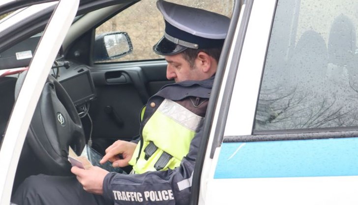 Полицаите са спрели за проверка автомобил „Фолксваген Туран“