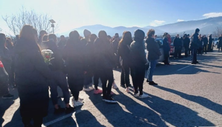 Гражданите излязоха на пътя след смъртта на 18-годишно момиче