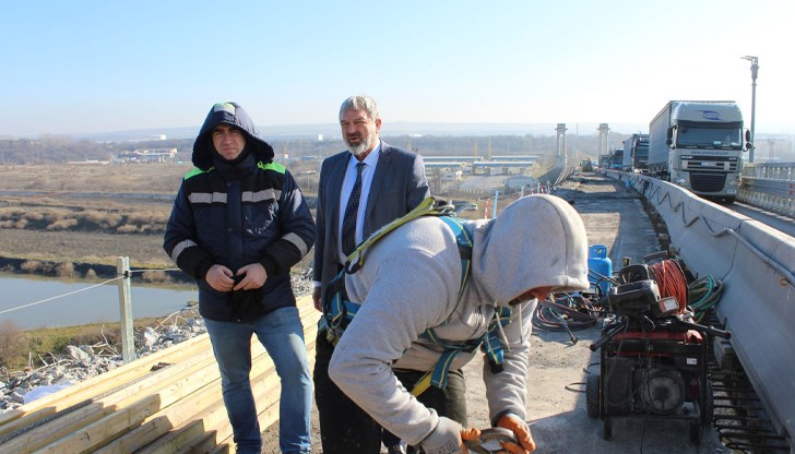 Областният управител инспектира ремонта на Дунав мост