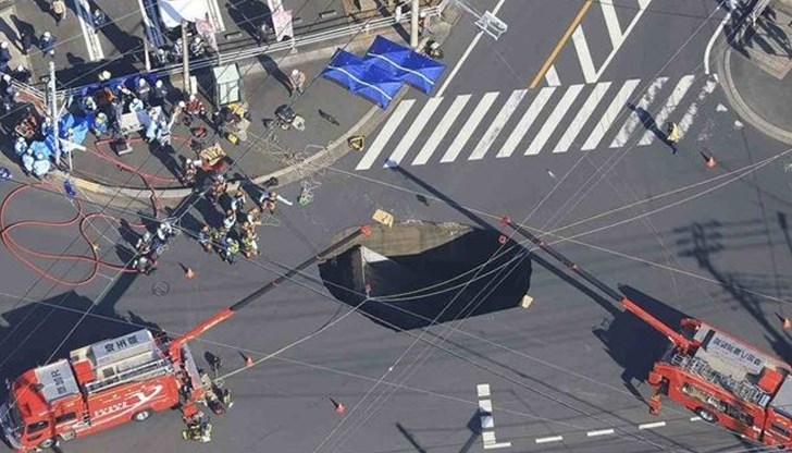 Спасителната операция продължава седем часа, двама пожарникари са пострадали