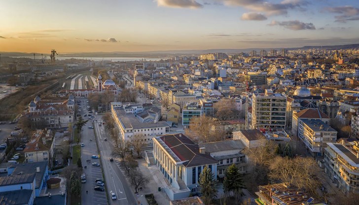 Дигиталните номади са хора, които работят дистанционно, докато пътуват по света Дигиталните номади са хора, които работят дистанционно, докато пътуват по света