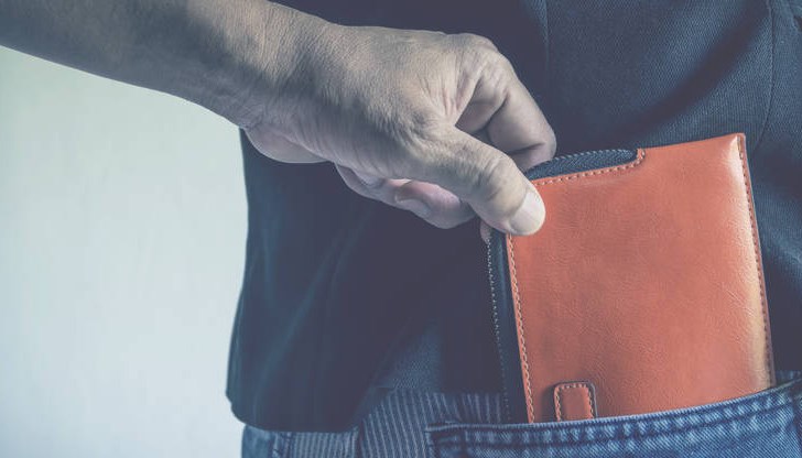 "Купувачите" не само отнели играта на младежа, но задигнали и 350 лева от портфейла му "Купувачите" не само отнели играта на младежа, но задигнали и 350 лева от портфейла му