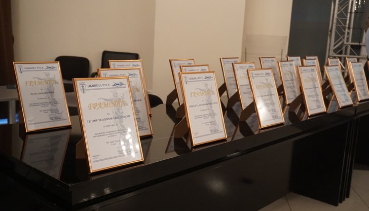 135 ученици ще получат финансова подкрепа за успехите си в културата, науката, изкуството и спорта