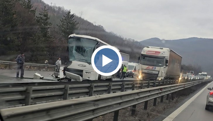 20 души са пътували в автобуса, един е транспортиран до болница