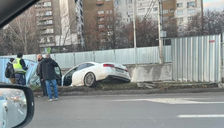 Автомобил пропадна в метроизкоп