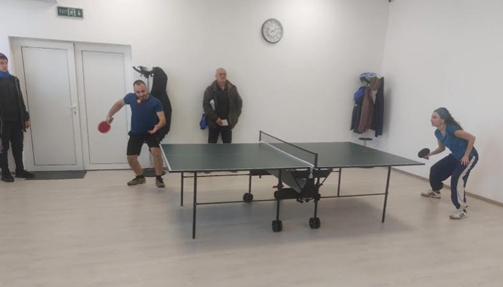 Победителите дариха наградите си на дете без родители