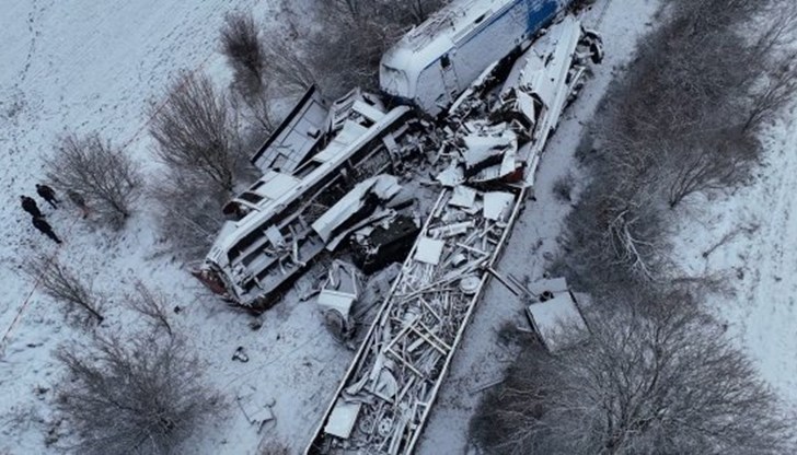 Двама машинисти загубиха живота си при сблъсъка на товарни композиции