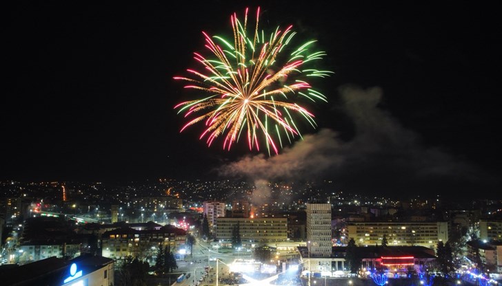 За приповдигнатото настроение се погрижиха Танцов клуб "Калина" и народната певица Кристина Янева