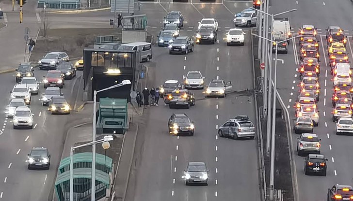 Движението към „Бизнес парк“ е блокирано след сблъсък между поне четири автомобила