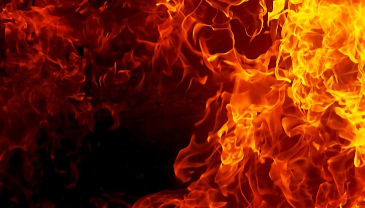 Огънят е унищожил покривната конструкция на къщата