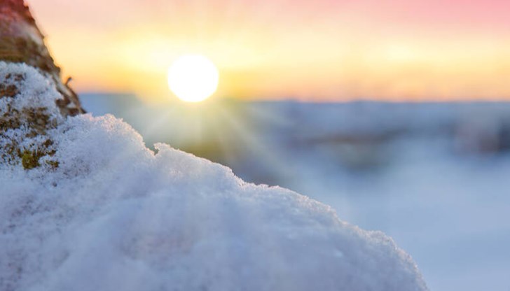 Силен Атлантически циклон носи по-меко време и чести мъгли