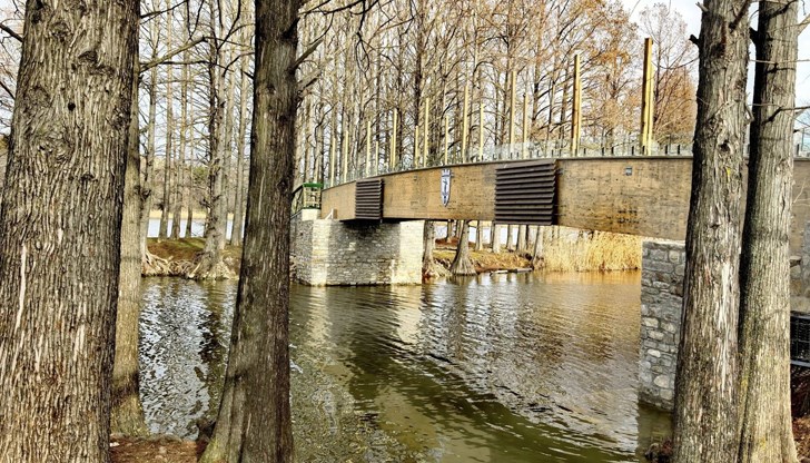 Язовирът е съставен от два басейна, свързани помежду си Язовирът е съставен от два басейна, свързани помежду си