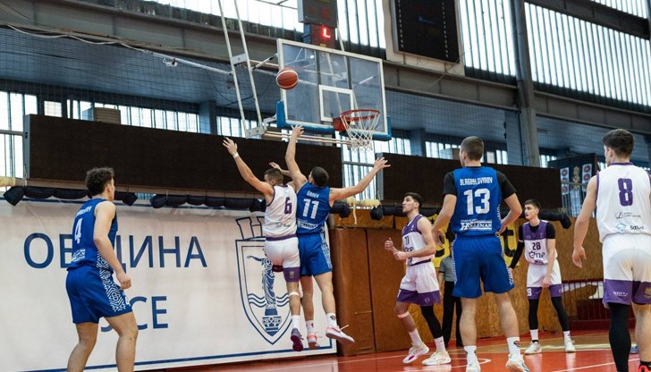 Отборът срази непобедения Етър в зала "Дунав"