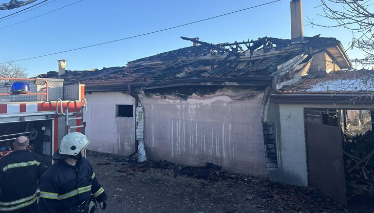 Огнеборците успяха да спасят голяма част от имуществото на пламнала къща