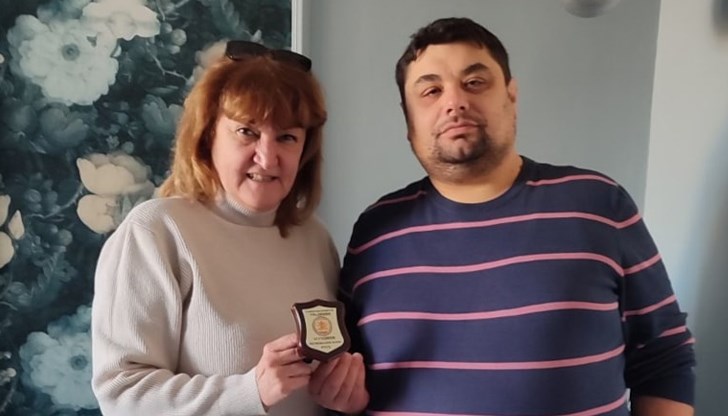 Отличието е за дългогодишното сътрудничество между библиотеката и русенския клон "Ангел Кънчев" Отличието е за дългогодишното сътрудничество между библиотеката и русенския клон "Ангел Кънчев"