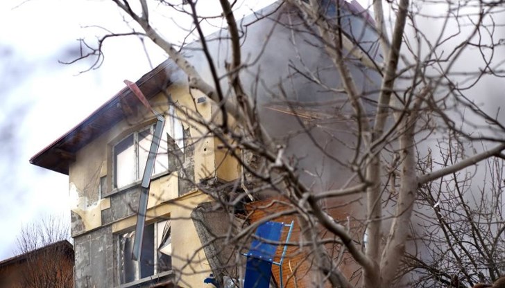 Издирват брат и сестра под развалините Издирват брат и сестра под развалините