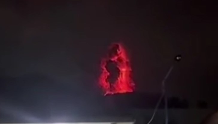 Вулканът изхвърли лава и стълб от дим на четири километра височина Вулканът изхвърли лава и стълб от дим на четири километра височина