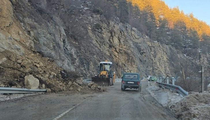 Екипи на пътноподдържащата фирма разчистват камъните