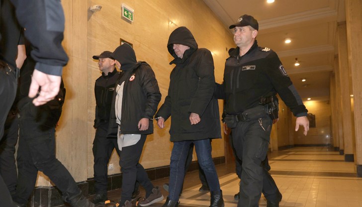 Обвинението настоява за "задържане под стража" поради участие в организирана престъпна група за подкупи