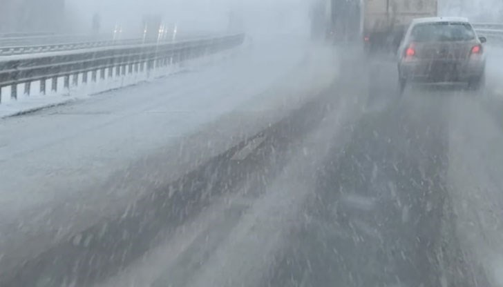 Обилният снеговалеж наложи ограничения за движението Обилният снеговалеж наложи ограничения за движението