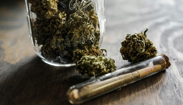 Възрастната жена съхранявала марихуана в дома си