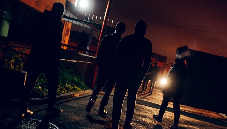 Четирима нападатели с бухалки пребиха младежи, разлепвали материали за протест срещу режима на Александър Вучич