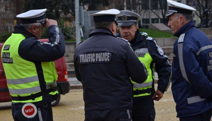 Обсъждат 50% увеличение на заплатите на полицаите