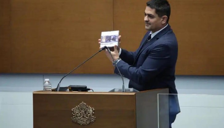 Буря в пленарната зала по време на дебатите за избор на кабинет Буря в пленарната зала по време на дебатите за избор на кабинет