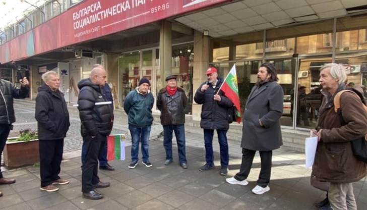 Недоволни членове на БСП излязоха пред "Позитано" 20