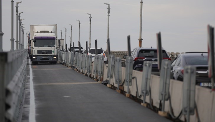 Движението се осъществява в една лента с пропускателен режим Движението се осъществява в една лента с пропускателен режим