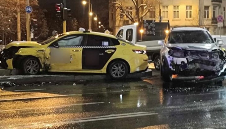 Две коли се удариха на Орлов мост Две коли се удариха на Орлов мост