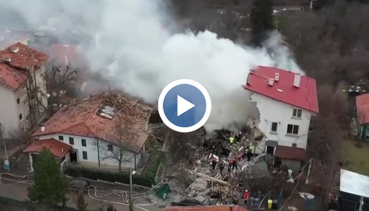 Специализирани екипи разчистват руините на къщата