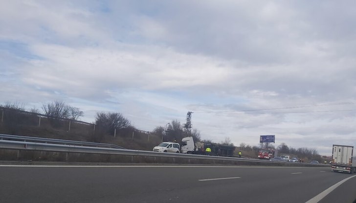 Шофьорът е бил затиснат от превозвания товар