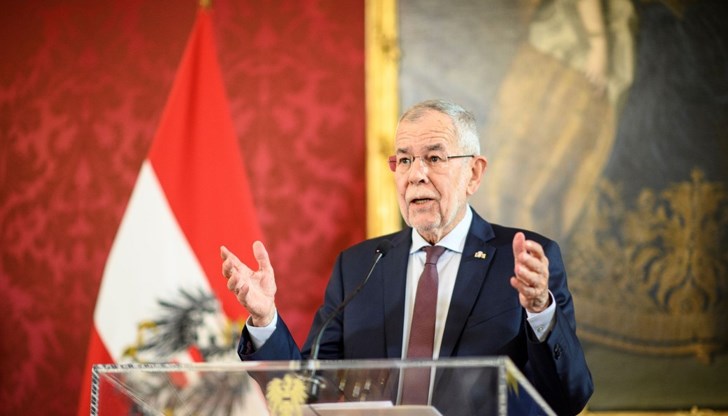 Държавният глава съобщи, че утре ще има среща с лидера на Австрийската партия на свободата и че идната седмица ще назначи нов временен канцлер Държавният глава съобщи, че утре ще има среща с лидера на Австрийската партия на свободата и че идната седмица ще назначи нов временен канцлер