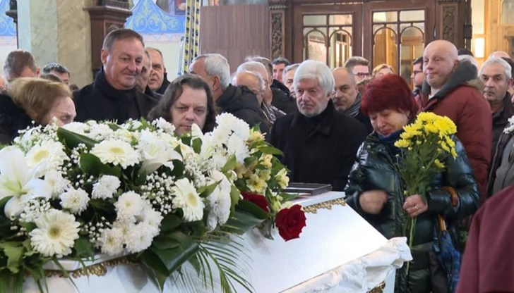 Опелото на обичния български коментатор се състоя в столичния храм "Свети Георги Победоносец" Опелото на обичния български коментатор се състоя в столичния храм "Свети Георги Победоносец"