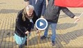 Пенсионерка с 2 бастуна се включи в протеста срещу еврото