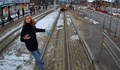 Трамвай едва не помете разсеяно момиче в София