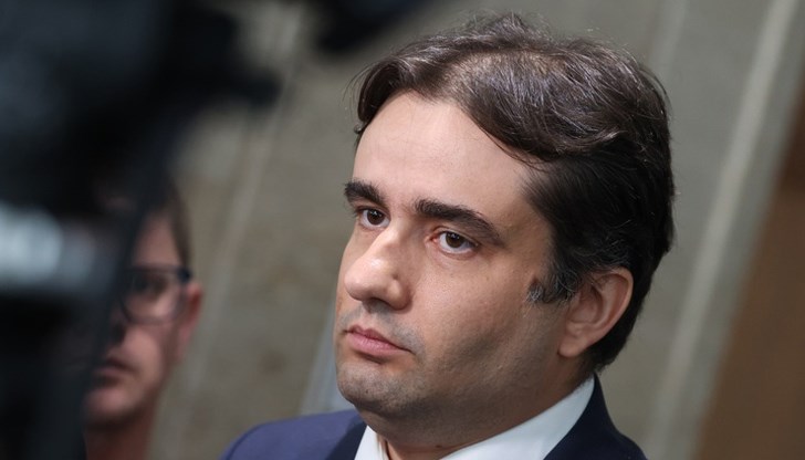 Изравняват осигуровките на държавни и частни служители Изравняват осигуровките на държавни и частни служители