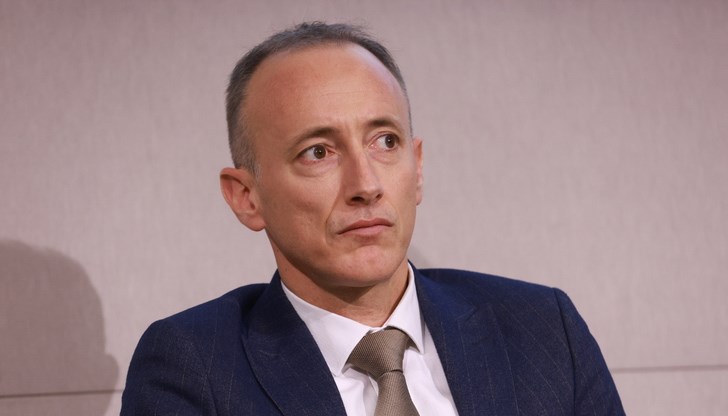 Държавата спира изтичането на медици в чужбина