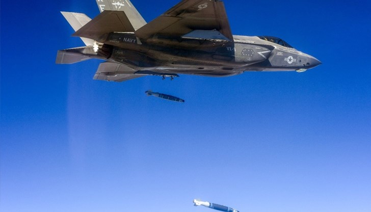 Изтребителят демонстрира способност за едновременно поразяване на движещи се цели