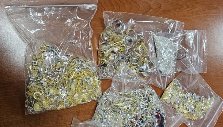 Румънка е укрила златни бижута в сутиена си