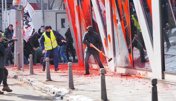 Защо МВР позволи тези сцени, при положение че за протеста се знае от поне половин месец? Защо МВР позволи тези сцени, при положение че за протеста се знае от поне половин месец?