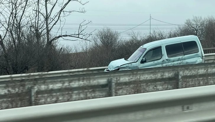 Инцидентът е станал в платното в посока София, малко преди отклонението за село Лозен