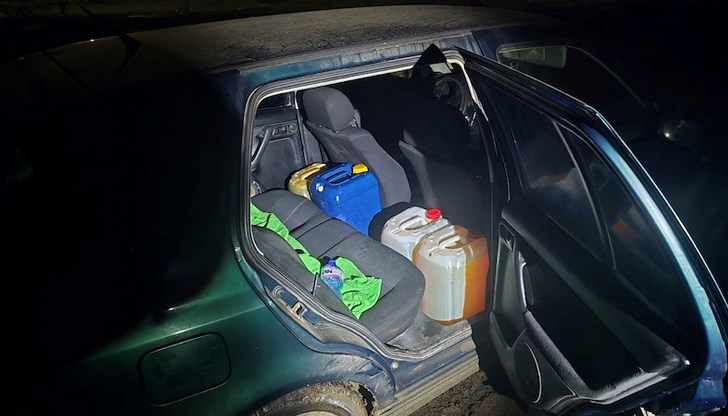 На място край цистерната са задържани 7 мъже, а впоследствие още 15-ма, осъществявали укриването на откраднатото гориво